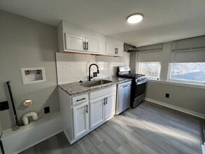 572 S Crescent Ave in Independence, MO - Building Photo - Building Photo