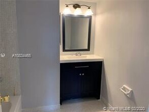 3105 Oakland Shores Dr in Oakland Park, FL - Building Photo - Building Photo