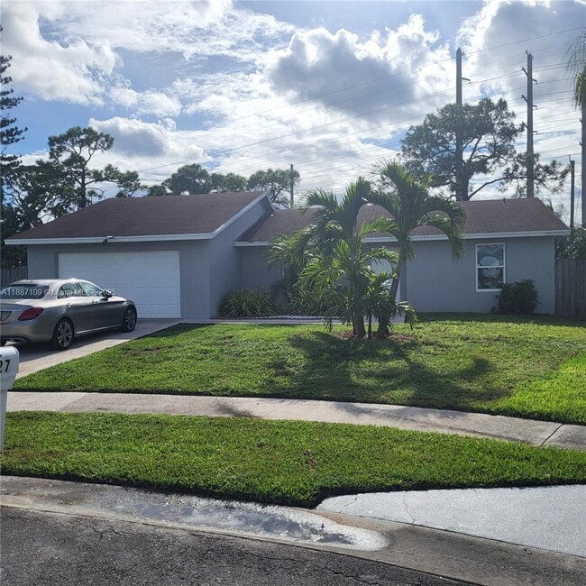 127 Seagull Ct in Royal Palm Beach, FL - Building Photo - Building Photo