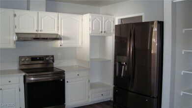 5712 Stacey Ave in Las Vegas, NV - Foto de edificio - Building Photo