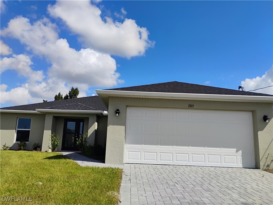 2103 NW 2nd Pl in Cape Coral, FL - Foto de edificio