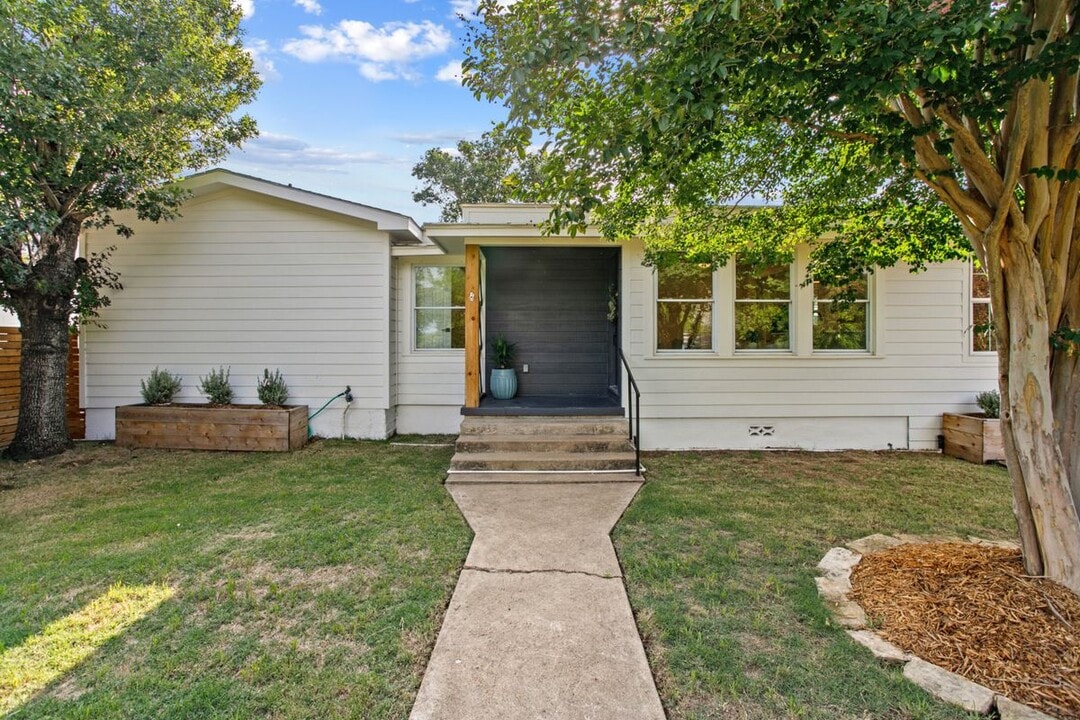 103 N Ave C in Johnson City, TX - Building Photo