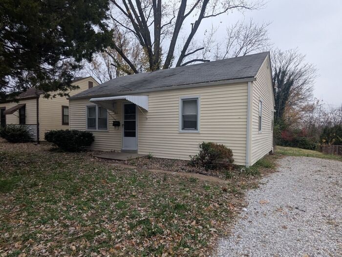 306 Mueller Ave in Ferguson, MO - Building Photo