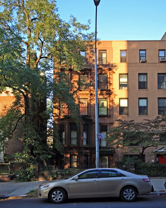 372 Clinton Ave in Brooklyn, NY - Building Photo