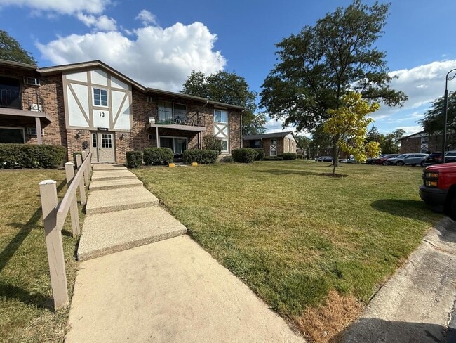 9S025 Lake Dr in Willowbrook, IL - Building Photo - Building Photo