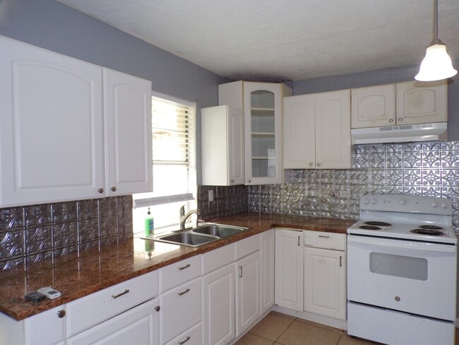 703 Northington St in Burnet, TX - Building Photo - Building Photo