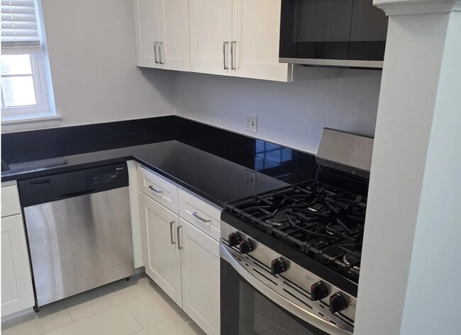 190 Lake Shore Rd, #2, Unit 2