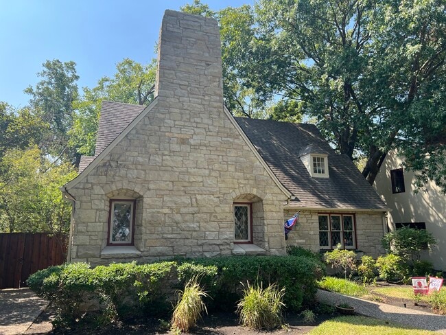 property at 3209 Mockingbird Ln