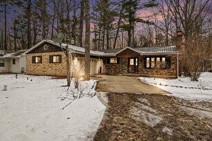 930 W Walter Dr in Sanford, MI - Building Photo