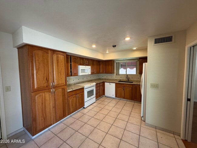 10402 E Regal Dr in Sun Lakes, AZ - Building Photo - Building Photo
