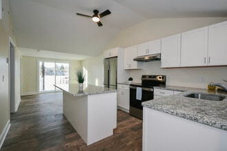 42 Eastview Rd in Plymouth, CT - Foto de edificio - Building Photo