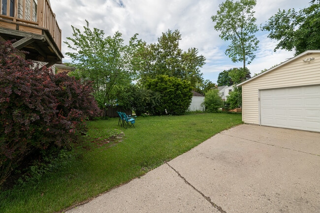5064 N Bay Ridge Ave in Whitefish Bay, WI - Building Photo - Building Photo