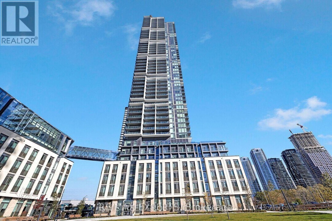 7890 Jane St in Vaughan, ON - Building Photo