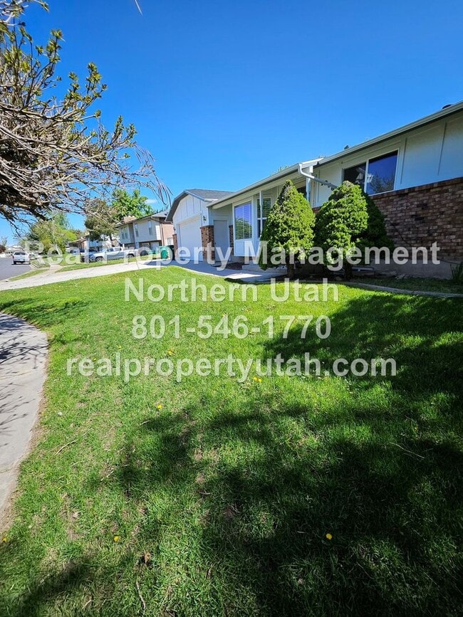 1096 N Sunflower Cir in Layton, UT - Building Photo - Building Photo