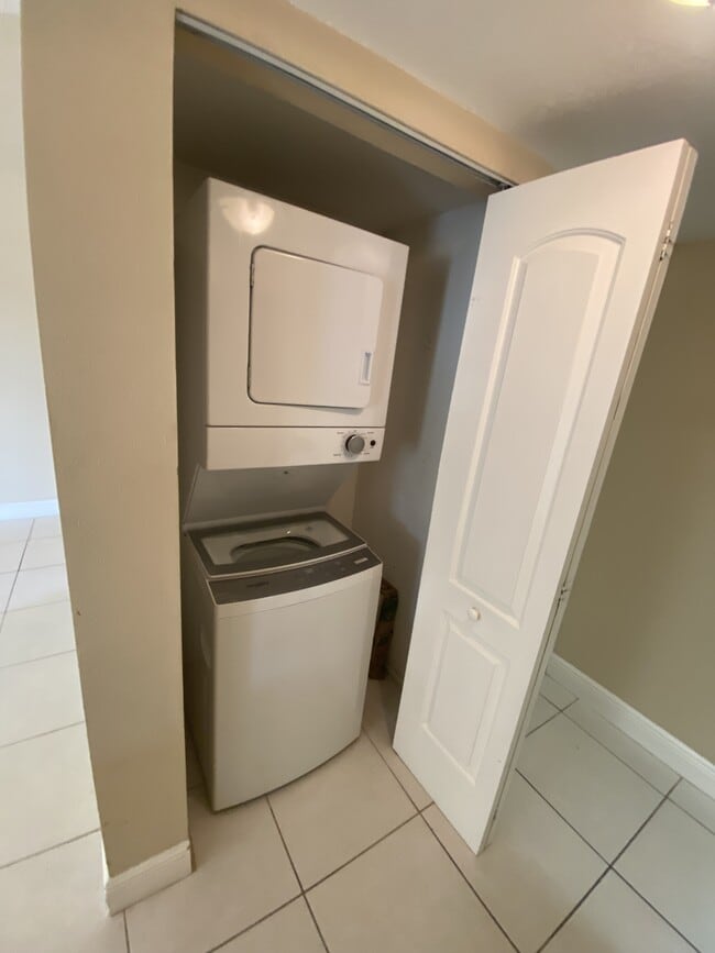 2667 NW 33rd St in Oakland Park, FL - Building Photo - Building Photo