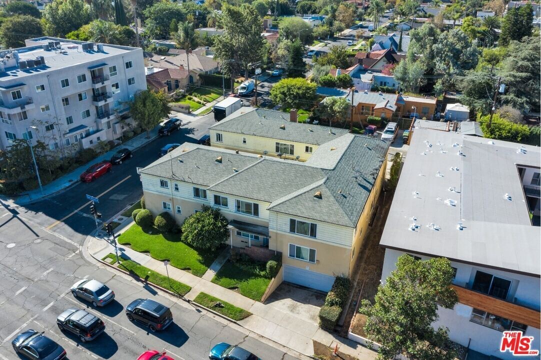 5804 San Vicente Blvd in Los Angeles, CA - Foto de edificio