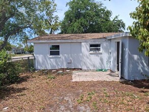 1344 Wickham Ln in Holiday, FL - Foto de edificio - Building Photo