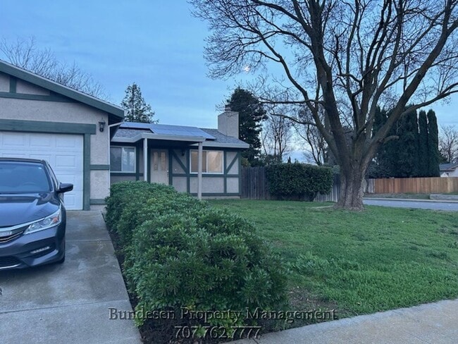400 W Creekside Cir in Dixon, CA - Building Photo - Building Photo