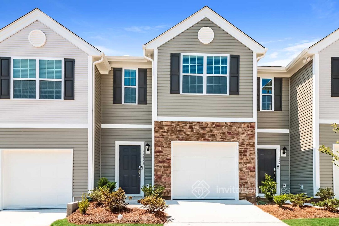 11853 Brier Vlg Ln, Unit 2444-1527 in Charlotte, NC - Foto de edificio