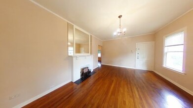 320 E Lullwood in San Antonio, TX - Building Photo - Building Photo