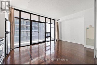 33 Charles St E in Toronto, ON - Building Photo - Building Photo