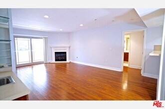 1240 S Sherbourne Dr-Unit -302 in Los Angeles, CA - Building Photo - Building Photo