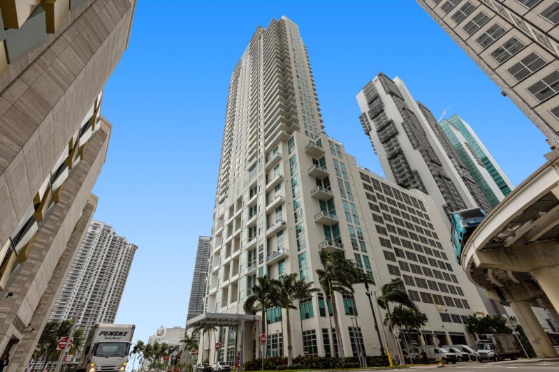 300 S BISCAYNE, Unit 34 floor in Miami, FL - Building Photo