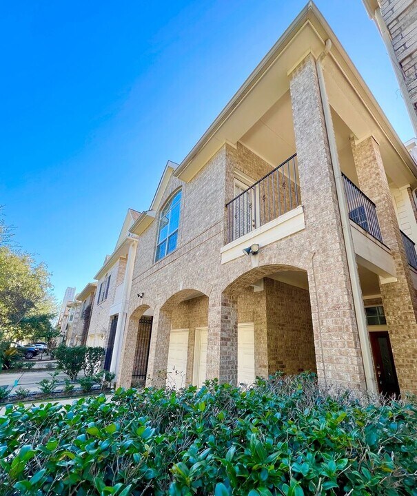 5457 Fairdale Ln in Houston, TX - Building Photo