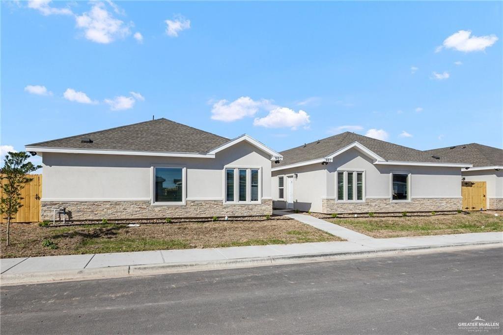 907 N Clarence Ave in Edinburg, TX - Foto de edificio