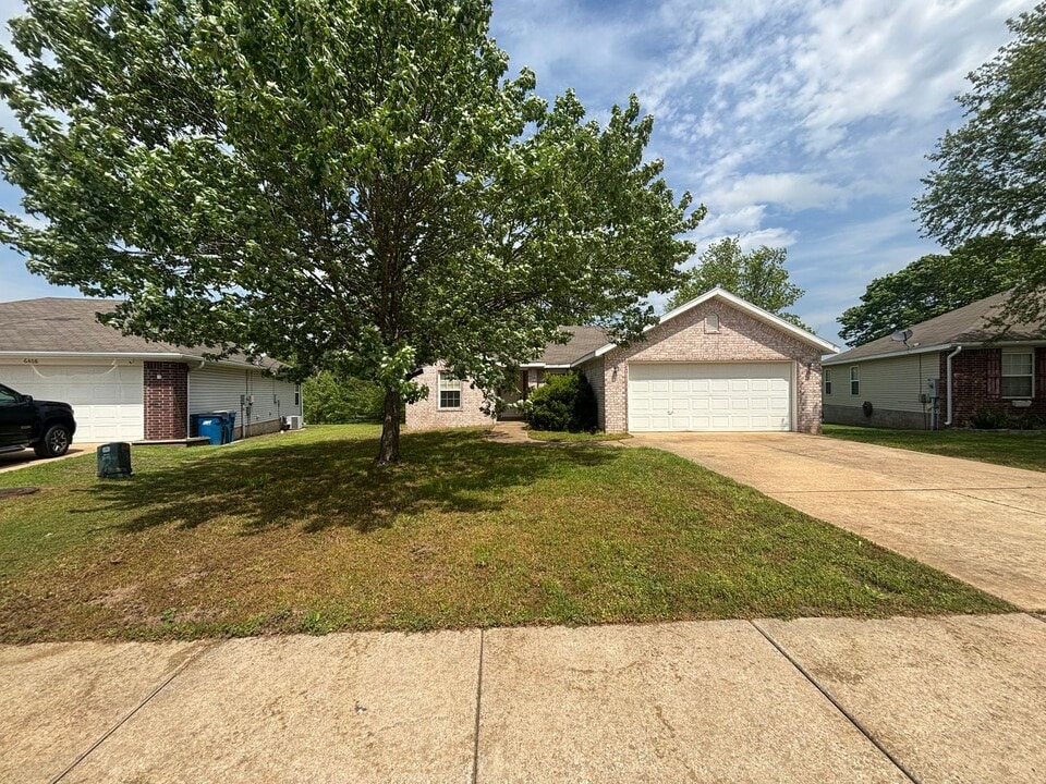 6406 SW Hillside Ave in Bentonville, AR - Building Photo