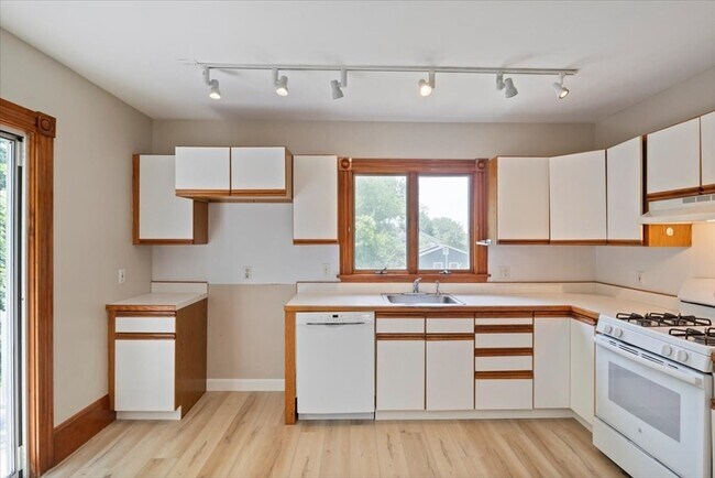 40 Whitehall St, Unit 2 in Dedham, MA - Building Photo - Building Photo