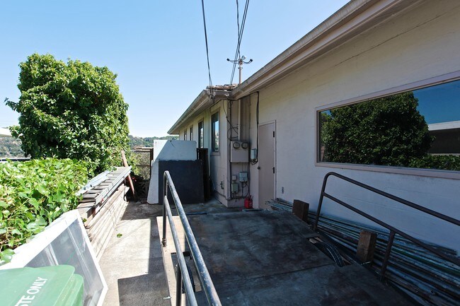 988-990 Meadowsweet Dr in Corte Madera, CA - Foto de edificio - Building Photo