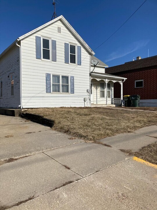 21 1st Ave NW in Waukon, IA - Foto de edificio
