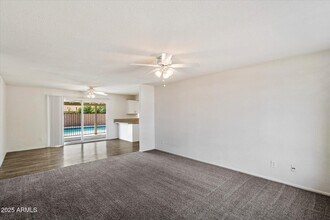 3227 E Helena Dr in Phoenix, AZ - Foto de edificio - Building Photo