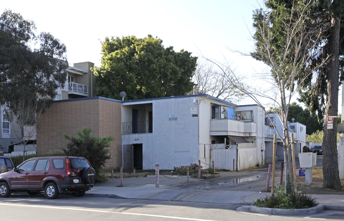 1660-1670 Bay Rd in East Palo Alto, CA - Building Photo