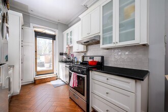 323 York St in Jersey City, NJ - Building Photo - Building Photo