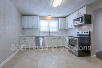 312 N Ash Ave in Independence, MO - Building Photo - Building Photo