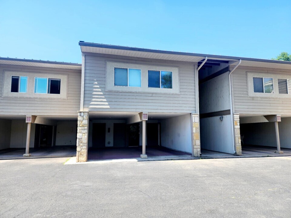 300 Out Yonder in Horseshoe Bay, TX - Building Photo