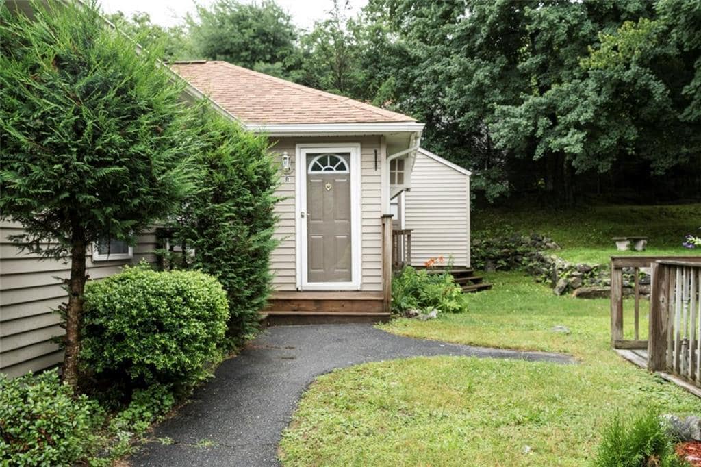 2840 Hartford Ave in Johnston, RI - Building Photo