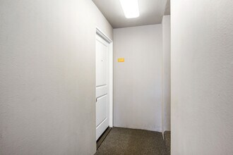 355 N Maple St, Unit 249 in Burbank, CA - Foto de edificio - Building Photo