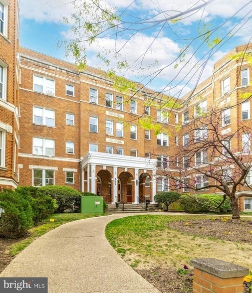 1820 Clydesdale Pl NW, Unit 103 in Washington, DC - Foto de edificio - Building Photo