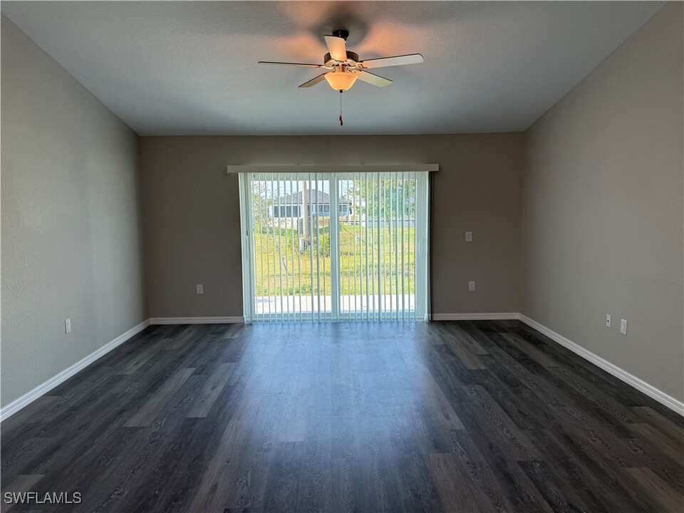 200 NW 11th St in Cape Coral, FL - Foto de edificio