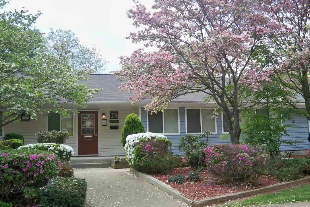 Ledgewood Village in Asheville, NC - Foto de edificio