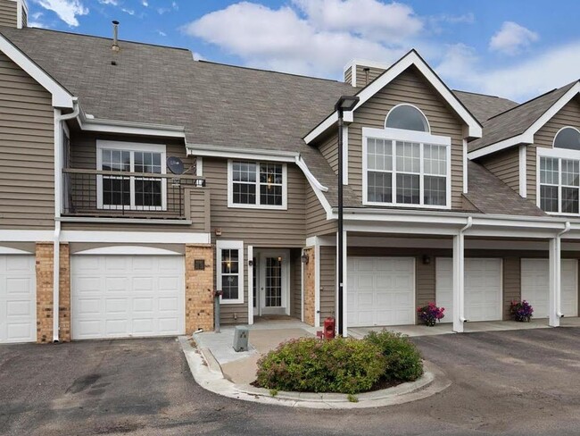 6048 Chasewood Pky, Unit 205 in Minnetonka, MN - Foto de edificio - Building Photo