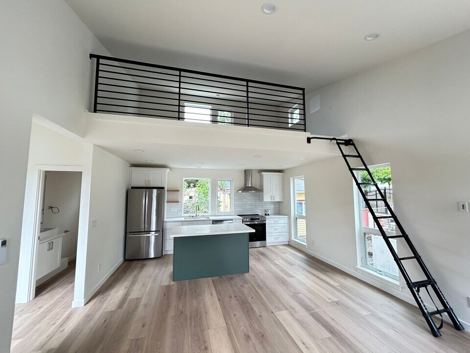 8024 36th Ave S in Seattle, WA - Building Photo