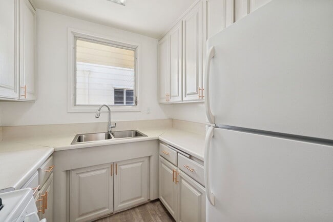 333 Rexford Dr in Beverly Hills, CA - Building Photo - Building Photo