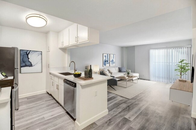 Zelzah Court in Northridge, CA - Building Photo - Building Photo