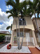 425 E 3rd Ave in Hialeah, FL - Foto de edificio - Building Photo