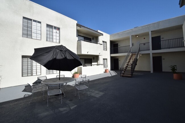 7032 Remmet Ave, Unit 115 in Los Angeles, CA - Foto de edificio - Building Photo