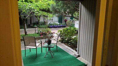 860 100th Ave NE, Unit 32 in Bellevue, WA - Foto de edificio - Building Photo